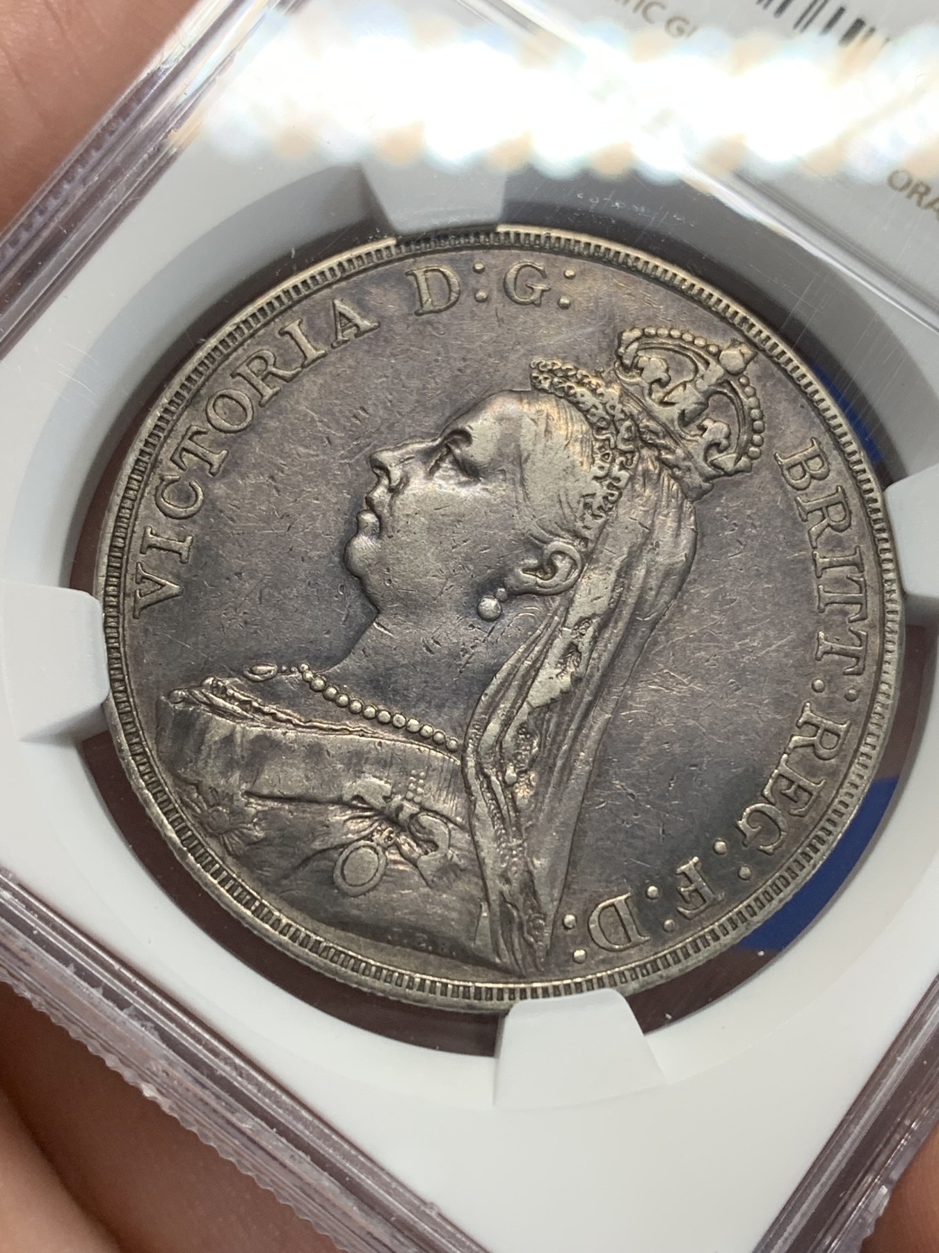 《竞宝斋》第205场-周日，周一 2场 (全场包邮) NGC-XF40 1889年英国维多利亚女王高冠马剑大银币，正反面黑色包浆，轻度磨损