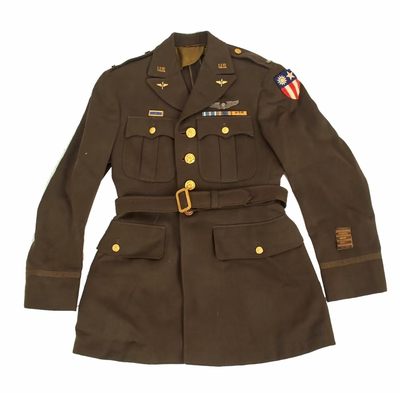 世界精品徽章拍卖-节后首场 精品援华驼峰美军飞行员大全套，二战美国陆航飞行员艾启林少尉的全套勋章军服，其中包括一枚七等云麾勋章及证书，刺绣版血符，两枚银制翼章，三个臂章，带官方刻名的优异飞行十字和航空奖章