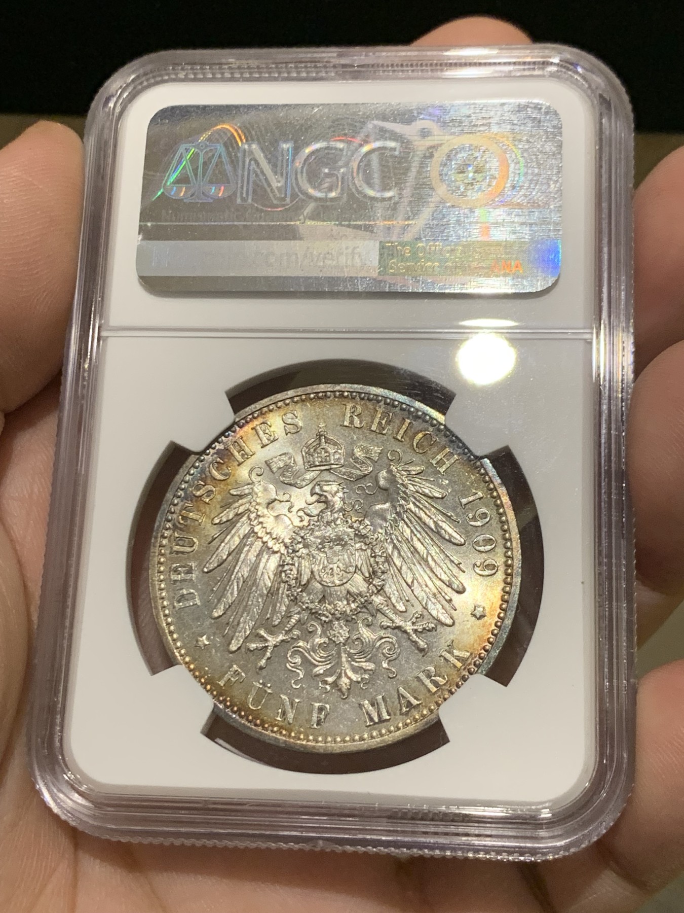 《竞宝斋》第205场-周日，周一 2场 (全场包邮) NGC-MS64+  德国1909年萨克森-莱比锡大学500年纪念币 5马克银币 镜面底板 周围环彩 车轮光明显