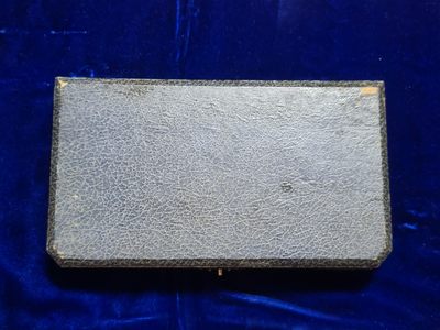 世界精品徽章拍卖-节后首场 原品二战小日子纪念大铜章，原盒，章的品相很好，盒子品相一般，这两个章分别刻画了海军及陆军的形象，分别代表了淞沪和七七，该拍品原购自7788，详见最后两张图片