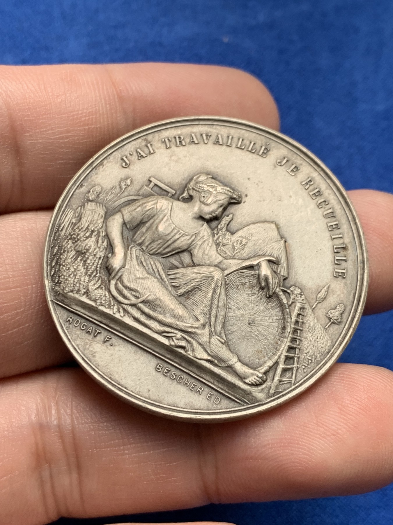 《竞宝斋》第205场-周日，周一 2场 (全场包邮) 法国美女务农休息银章 场景细节丰富 40mm 30g 边铭丰饶角银标 品相很好（送小方盒）