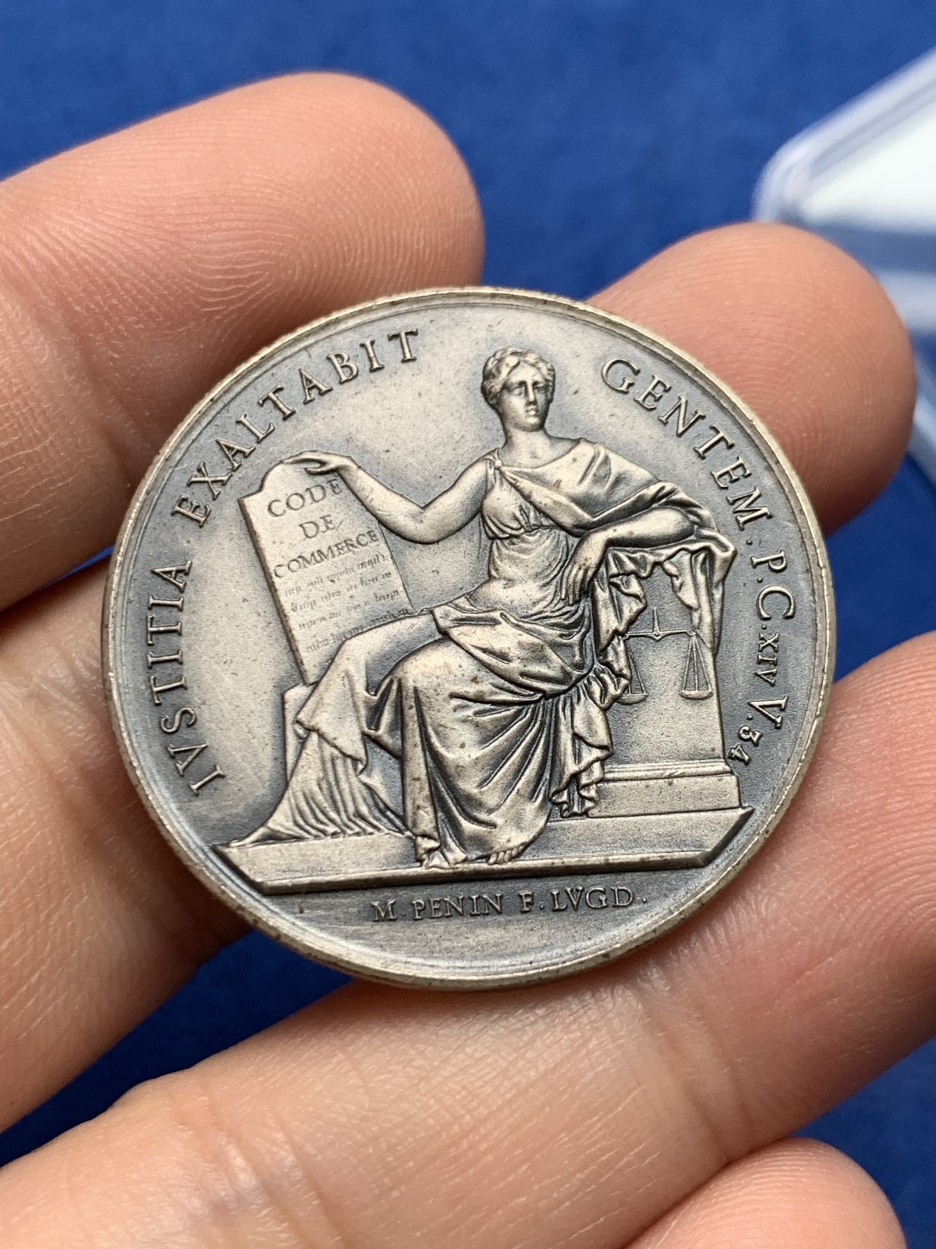 《竞宝斋》第205场-周日，周一 2场 (全场包邮) 法国美女银章 33.4mm 15.3g 边铭丰饶角银标 品相不错（送小方盒）