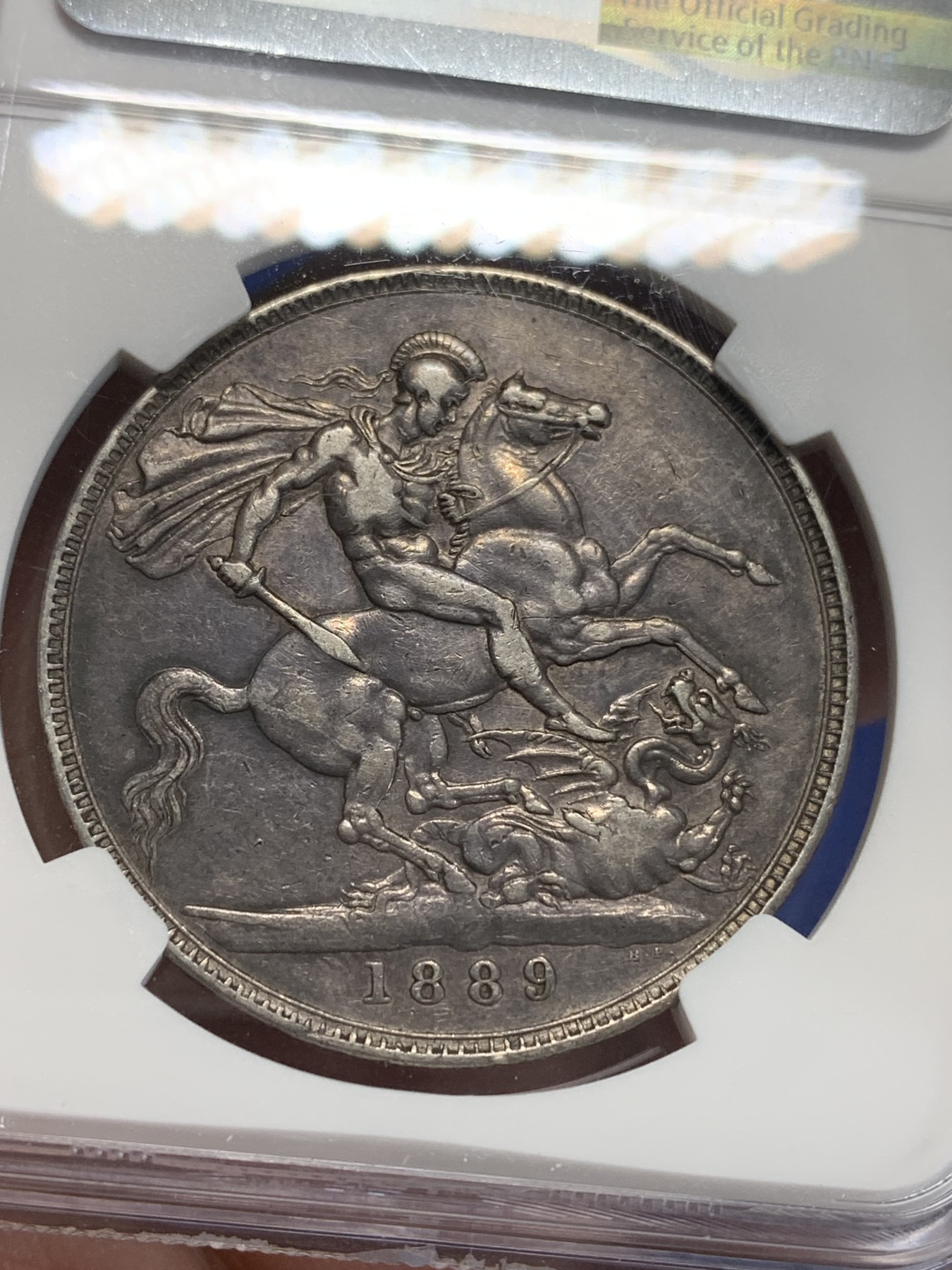 《竞宝斋》第205场-周日，周一 2场 (全场包邮) NGC-XF40 1889年英国维多利亚女王高冠马剑大银币，正反面黑色包浆，轻度磨损