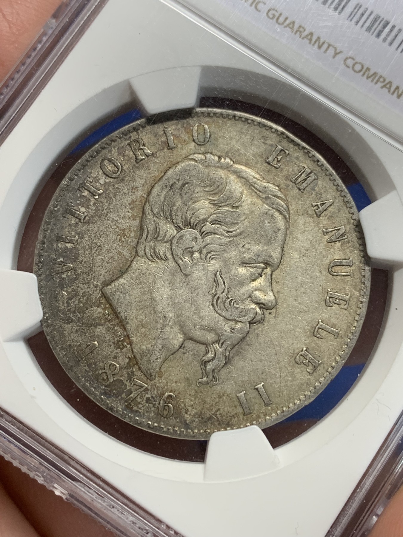 《竞宝斋》第205场-周日，周一 2场 (全场包邮) NGC AU50  意大利1876R伊曼纽尔五里拉银币，细节都在  月牙包浆