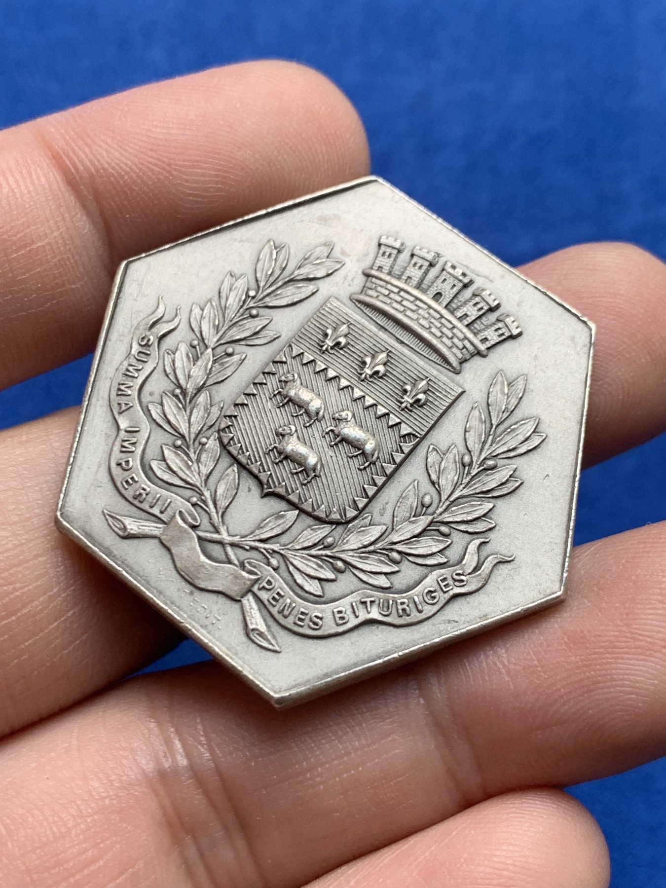 《竞宝斋》第205场-周日，周一 2场 (全场包邮) 法国布尔日商会六角银质代币 边铭打制特殊 36.4mm 28.7克 大规格 首见品种