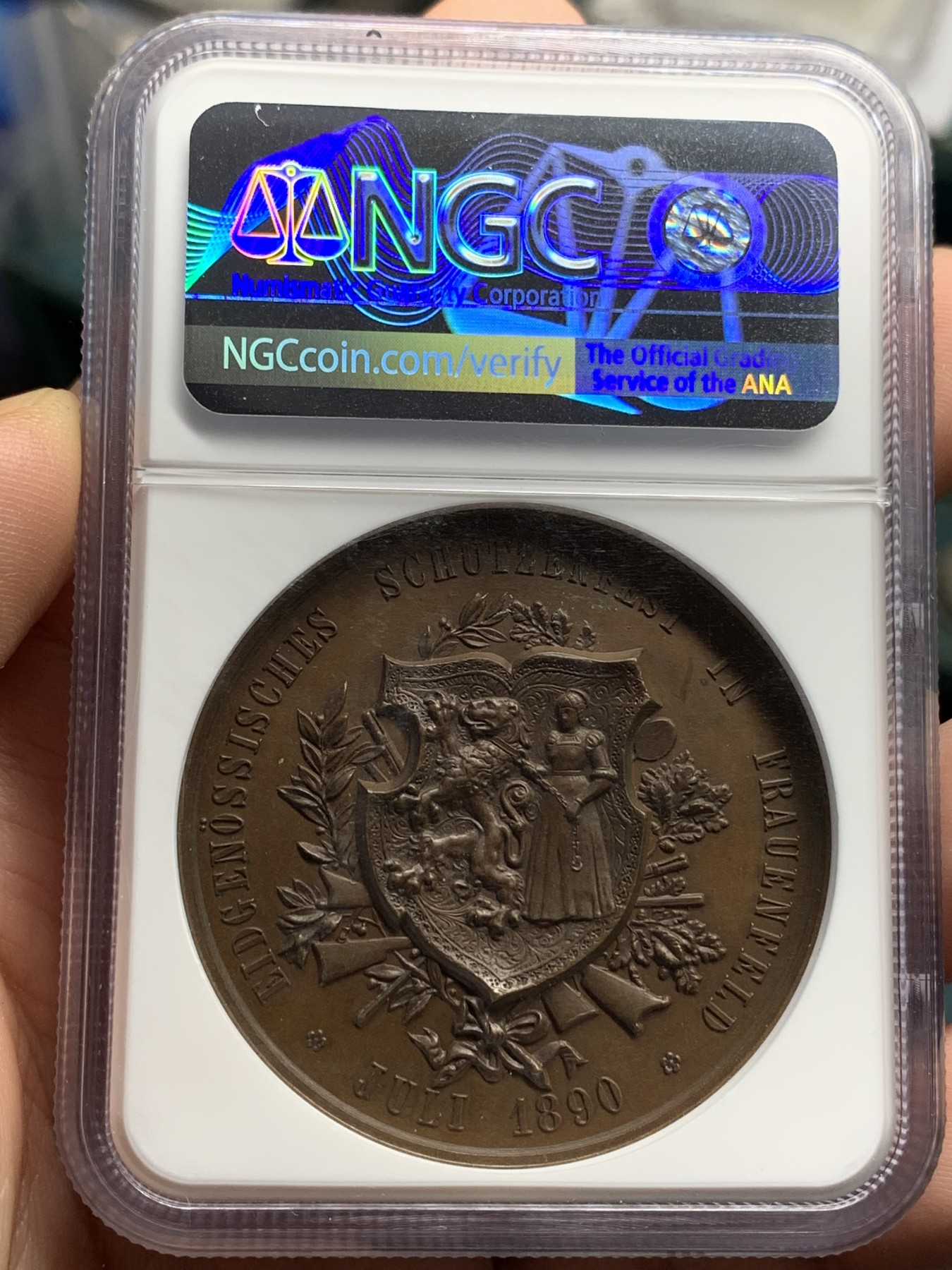 《竞宝斋》第205场-周日，周一 2场 (全场包邮) NGC MS63 1890年瑞士弗劳恩菲尔德射击节 美女与野兽高浮雕铜章 热门经典 细节极好 加厚盒子