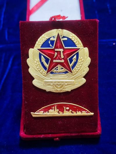 世界精品徽章拍卖-节后首场 不知名海军纪念章，原盒，军徽下面应该是艘051级驱逐舰