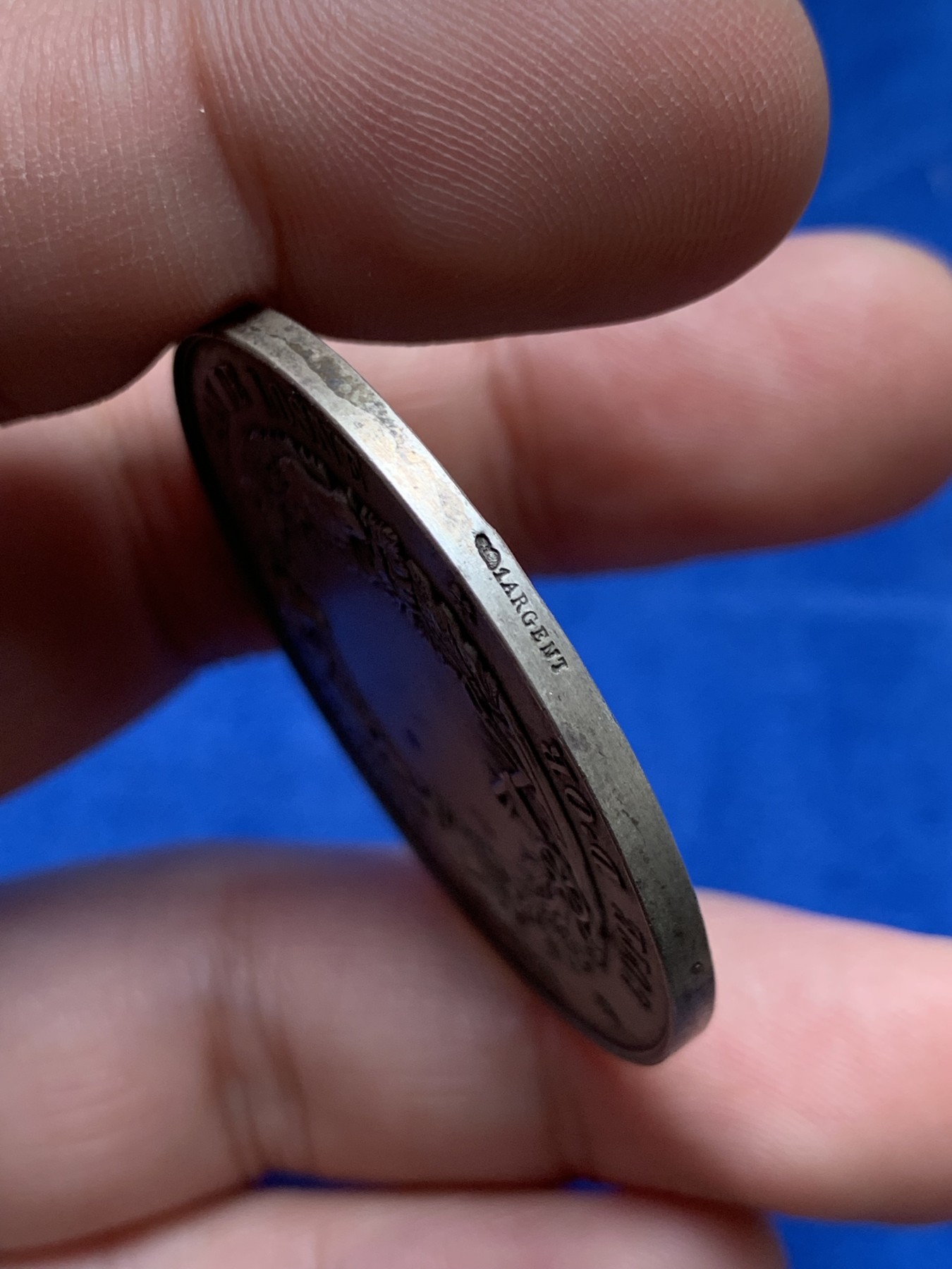 《竞宝斋》第205场-周日，周一 2场 (全场包邮) 法国美女务农休息银章 场景细节丰富 40mm 30g 边铭丰饶角银标 品相很好（送小方盒）