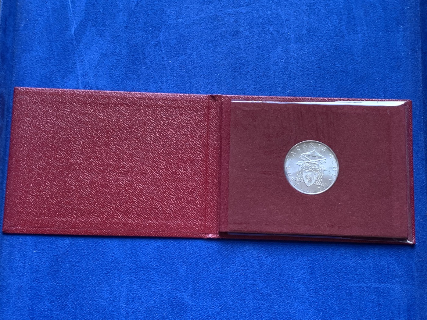 《竞宝斋》第205场-周日，周一 2场 (全场包邮) 梵蒂冈1958年500里拉缺位币原卡册 紫色环彩很耐看