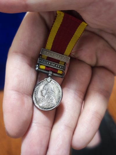 世界精品徽章拍卖-节后首场 做工极其精良的1900年庚子国难英军战役章迷你章，原章带北京条，附赠一枚独立的大沽条，100多年的老版作品，细节非常非常好，基本上等于原章等比例缩小了，悬挂可旋转