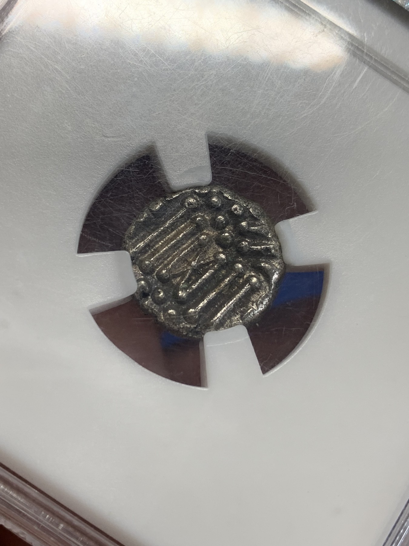 《竞宝斋》第205场-周日，周一 2场 (全场包邮) 公元11世纪 印度古吉拉特查拉健王朝 加底亚派沙1德拉克马银币 两面深打内容居中 正圆厚实老包浆原始状态实属难得