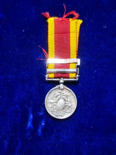 世界精品徽章拍卖-节后首场 做工极其精良的1900年庚子国难英军战役章迷你章，原章带北京条，附赠一枚独立的大沽条，100多年的老版作品，细节非常非常好，基本上等于原章等比例缩小了，悬挂可旋转