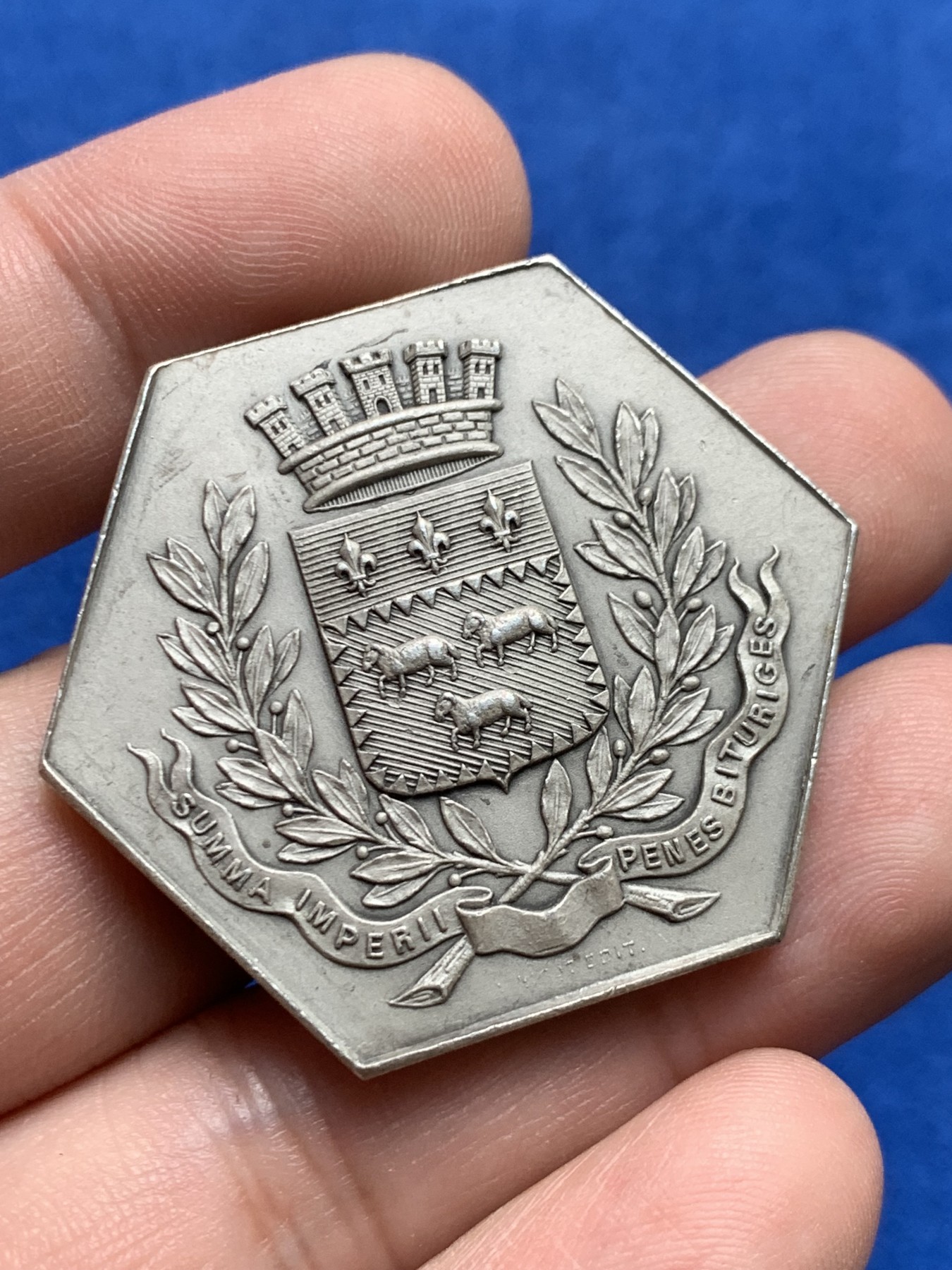 《竞宝斋》第205场-周日，周一 2场 (全场包邮) 法国布尔日商会六角银质代币 边铭打制特殊 36.4mm 28.7克 大规格 首见品种