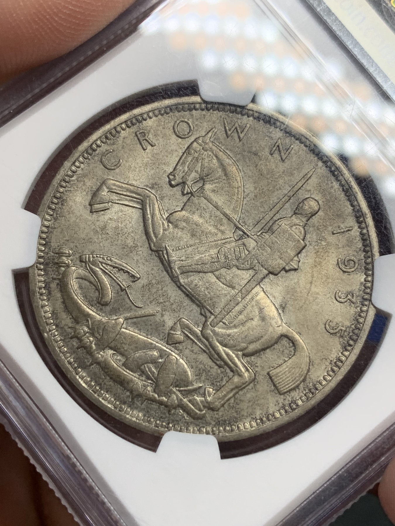 《竞宝斋》第205场-周日，周一 2场 (全场包邮) NGC-MS63 英国1935年乔治五世克朗大银币 黑包浆 底板带银霜光，背面马剑细节清晰可见，带边铭刻字纪年版