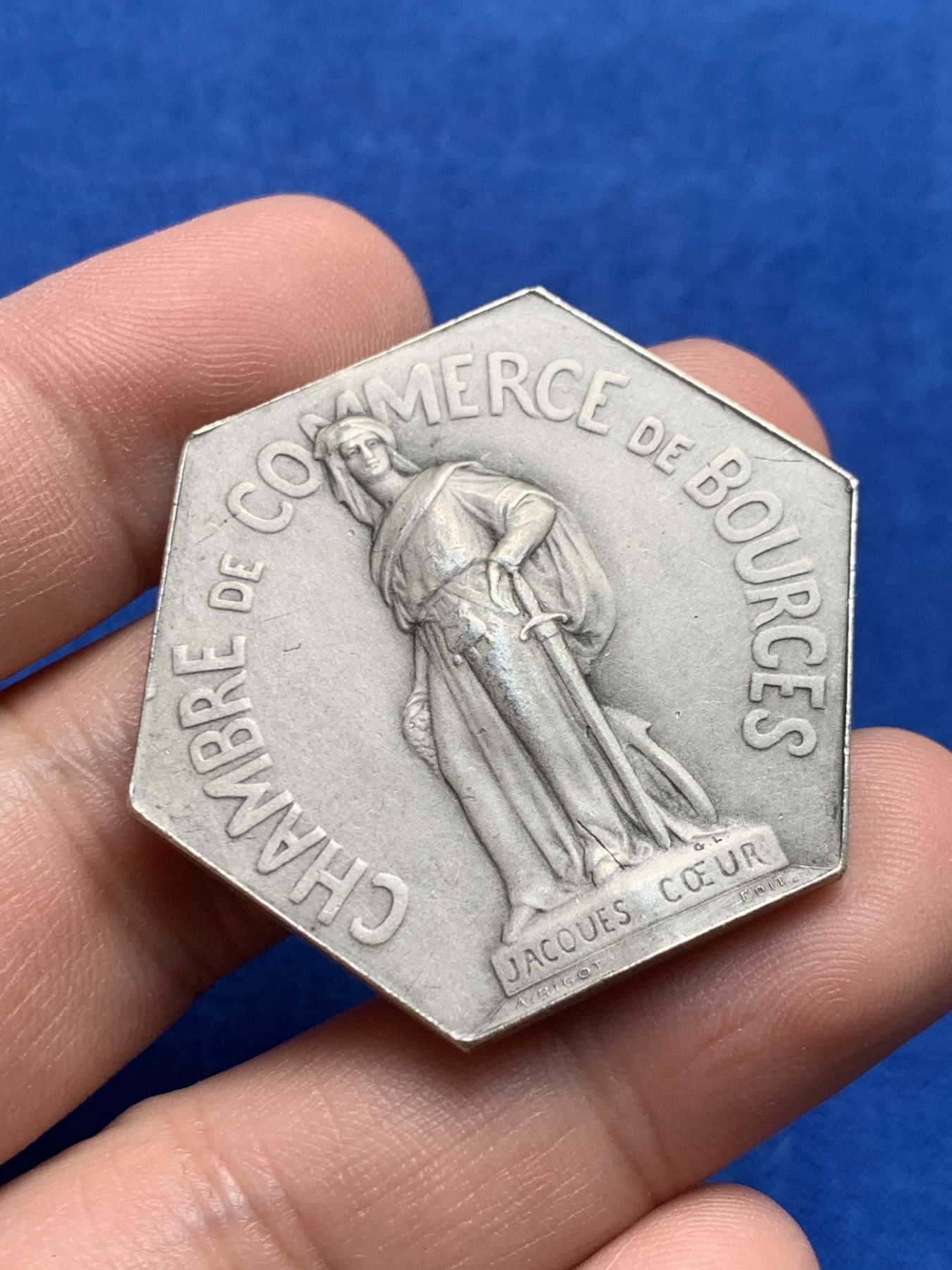 《竞宝斋》第205场-周日，周一 2场 (全场包邮) 法国布尔日商会六角银质代币 边铭打制特殊 36.4mm 28.7克 大规格 首见品种