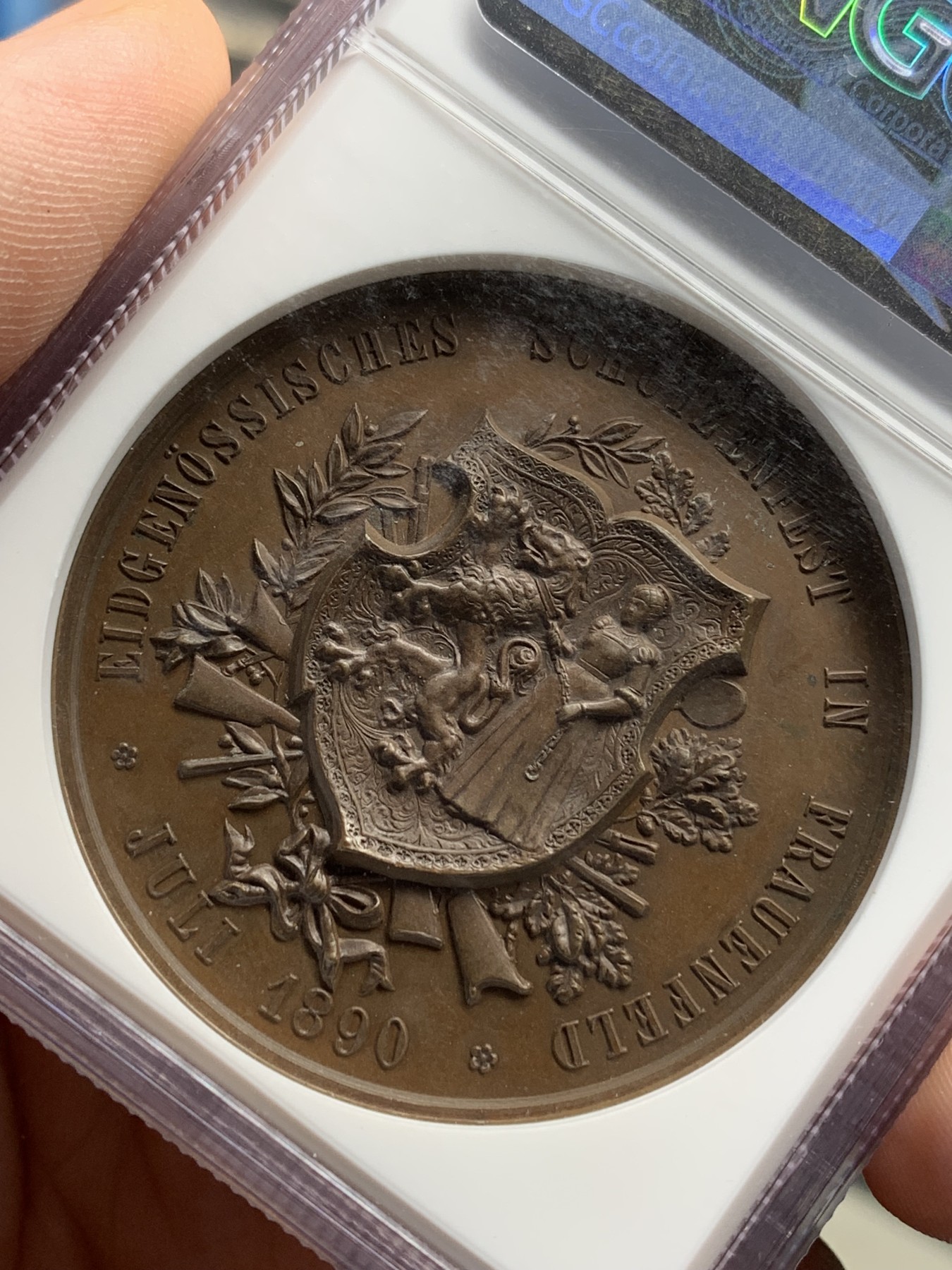 《竞宝斋》第205场-周日，周一 2场 (全场包邮) NGC MS63 1890年瑞士弗劳恩菲尔德射击节 美女与野兽高浮雕铜章 热门经典 细节极好 加厚盒子