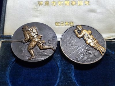 世界精品徽章拍卖-节后首场 原品二战小日子纪念大铜章，原盒，章的品相很好，盒子品相一般，这两个章分别刻画了海军及陆军的形象，分别代表了淞沪和七七，该拍品原购自7788，详见最后两张图片