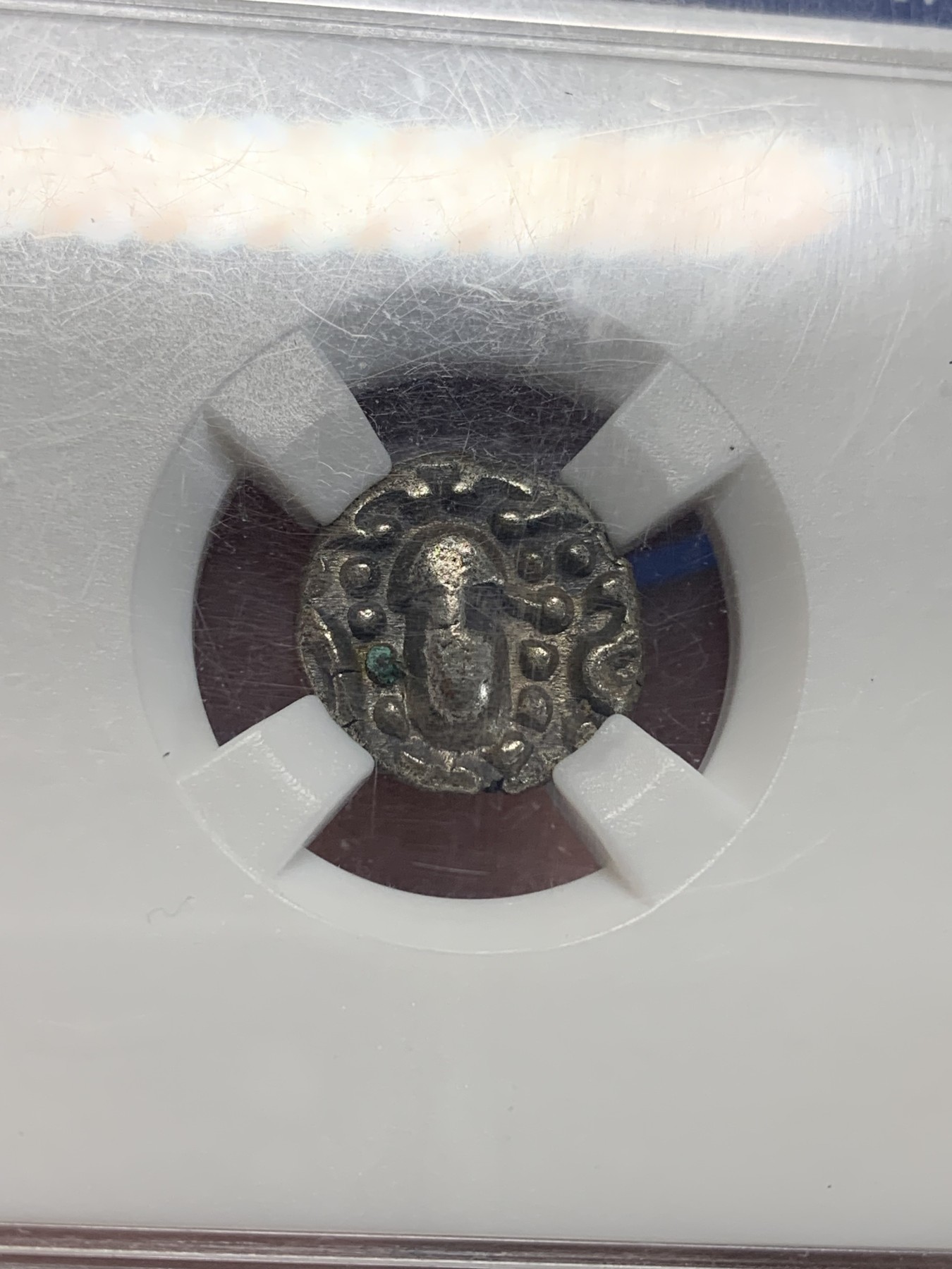 《竞宝斋》第205场-周日，周一 2场 (全场包邮) 公元11世纪 印度古吉拉特查拉健王朝 加底亚派沙1德拉克马银币 两面深打内容居中 正圆厚实老包浆原始状态实属难得