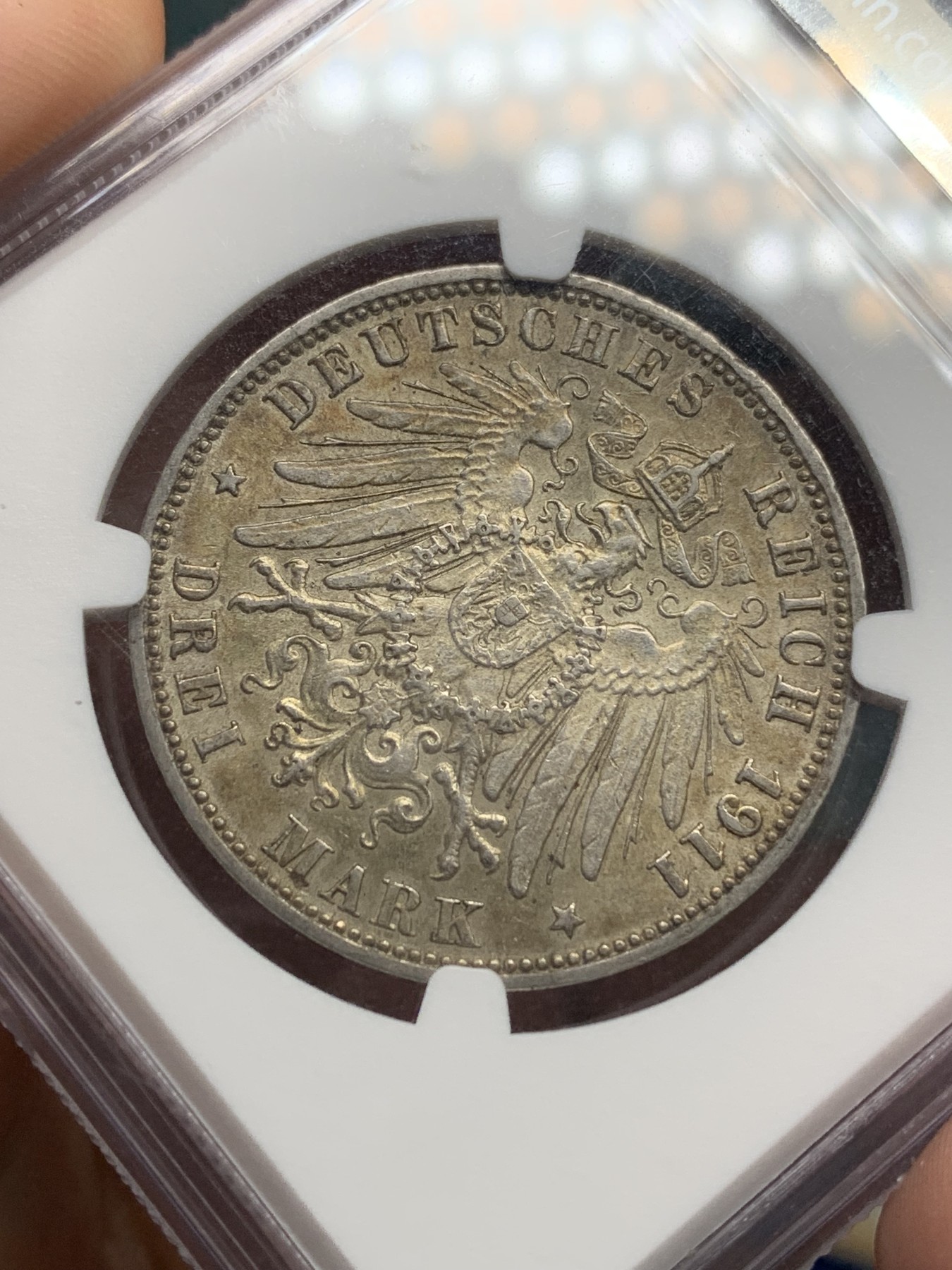 《竞宝斋》第205场-周日，周一 2场 (全场包邮) NGC- MS62 德国1911年汉堡自由市3马克银币，图案精美，纹饰优雅，历史价值浓郁。原汁原味金黄色百年老包浆，非常漂亮，获得更高的评分数量才54枚，高分不多。