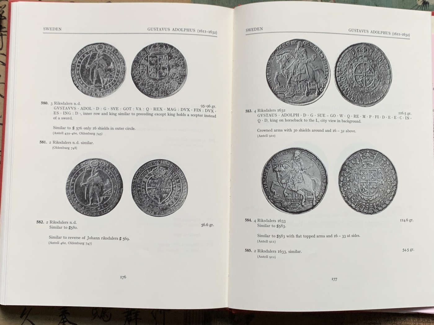 《竞宝斋》第205场-周日，周一 2场 (全场包邮) 精装本 达文波特世界大规格银币目录 囊括各国2泰勒到16泰勒超大规格银币，精装杂志大小既是目录本身也是收藏品保存的极好