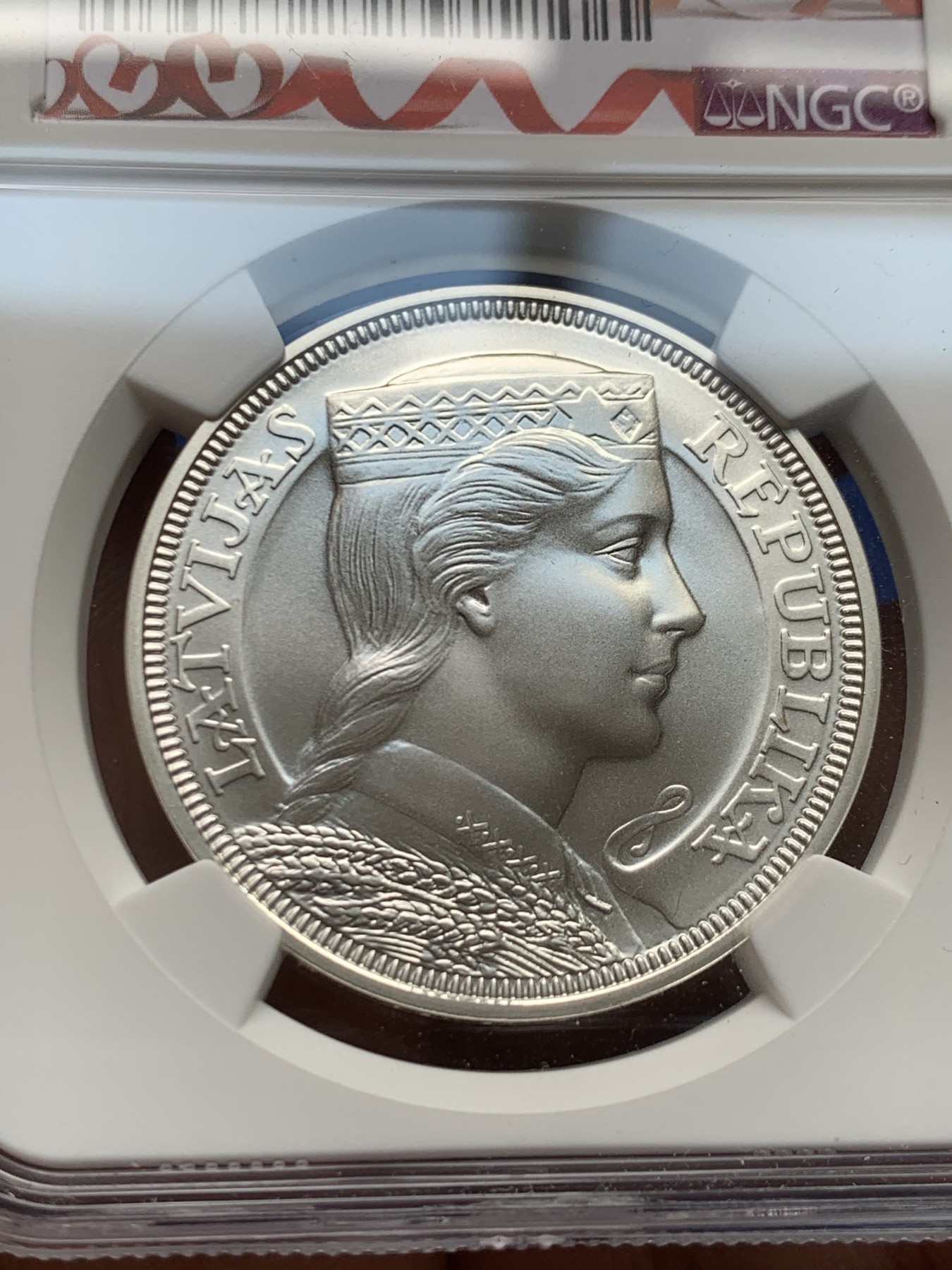 《竞宝斋》第205场-周日，周一 2场 (全场包邮) NGC MS68 拉脱维亚2012年5拉特谷物女神银币 完美底板 经典品种