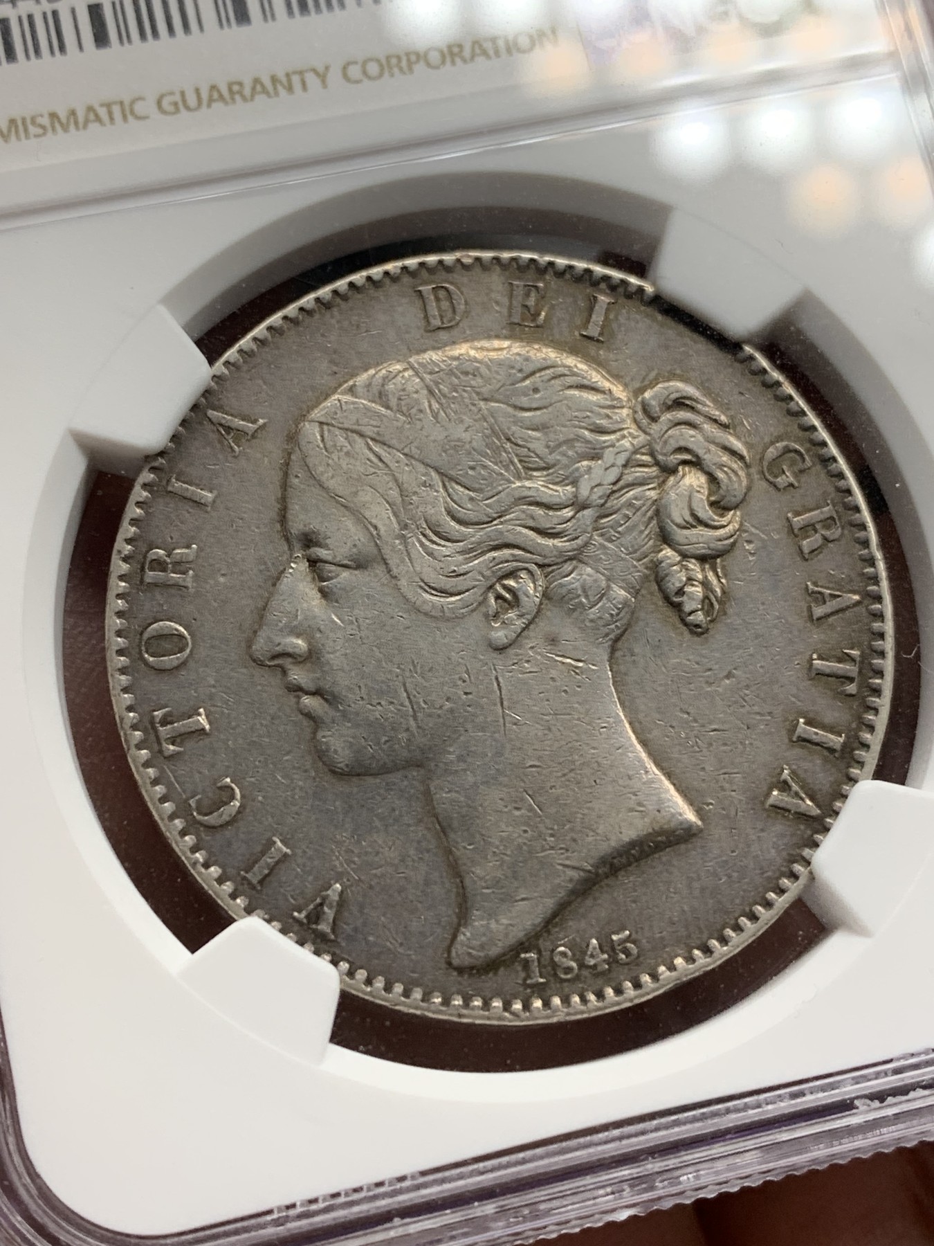 《竞宝斋》第205场-周日，周一 2场 (全场包邮) NGC-XFD 英国1845年 维多利亚青年版 1克朗大银币 老五彩包浆