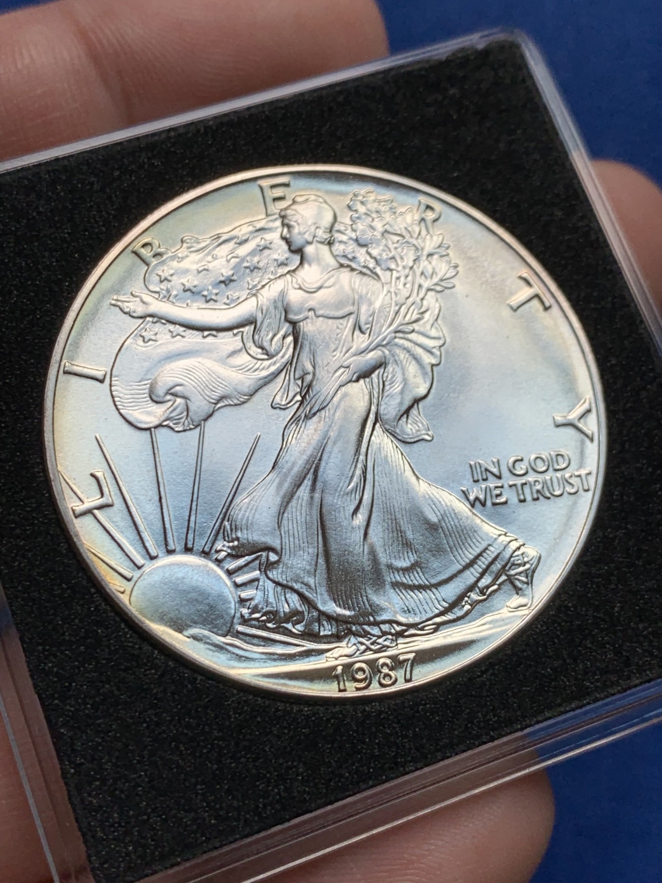 《竞宝斋》第205场-周日，周一 2场 (全场包邮) 1987年美国行走女神1盎司31.1克纯银币 背面绝美紫金环彩 无划痕 无斑点 品相无可挑剔