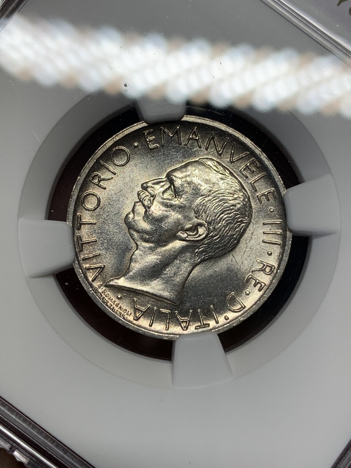 《竞宝斋》第205场-周日，周一 2场 (全场包邮) NGC MS63 意大利1930年5里拉立鹰银币 光度、压印细节都很好 铸纹清洗、币边锐利 被压分太狠了