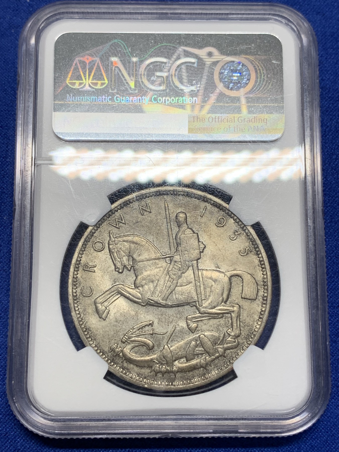 《竞宝斋》第205场-周日，周一 2场 (全场包邮) NGC-MS63 英国1935年乔治五世克朗大银币 黑包浆 底板带银霜光，背面马剑细节清晰可见，带边铭刻字纪年版