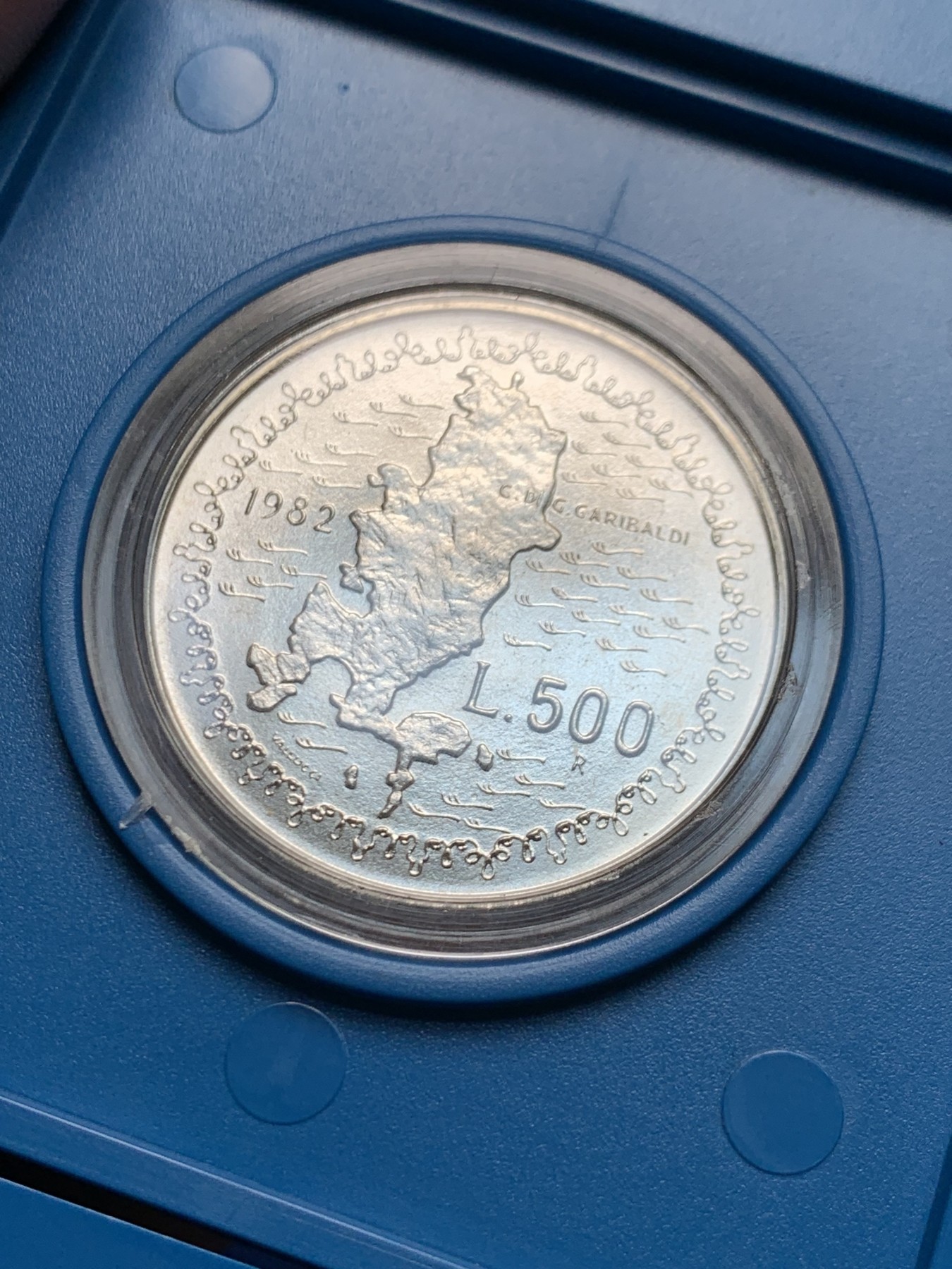 《竞宝斋》第205场-周日，周一 2场 (全场包邮) 盒装 1982年意大利副首相朱塞佩•加里波第逝世100周年纪念 全新500里拉银币