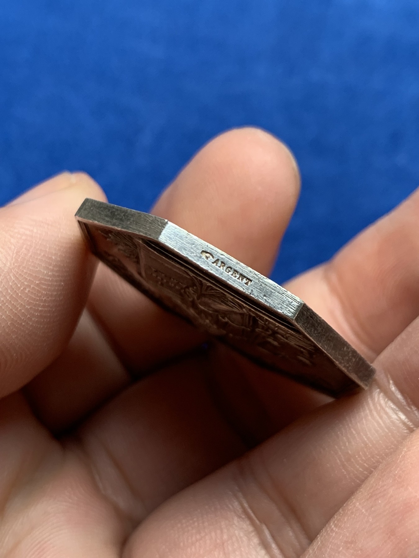 《竞宝斋》第205场-周日，周一 2场 (全场包邮) 1849年法兰西公证人原铸八角银质代币，手指边铭 (1845／1860)，UNC品相！19.2克，34.2mm 收藏把玩俱佳