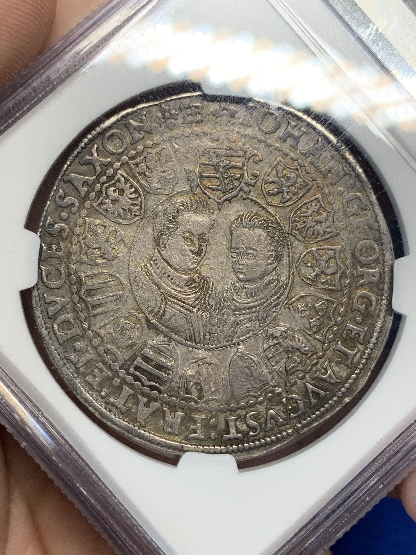 《竞宝斋》第205场-周日，周一 2场 (全场包邮) NGC AU50德国萨克森1602年三兄弟武士剑老泰勒 银币 深彩包浆细节非常好