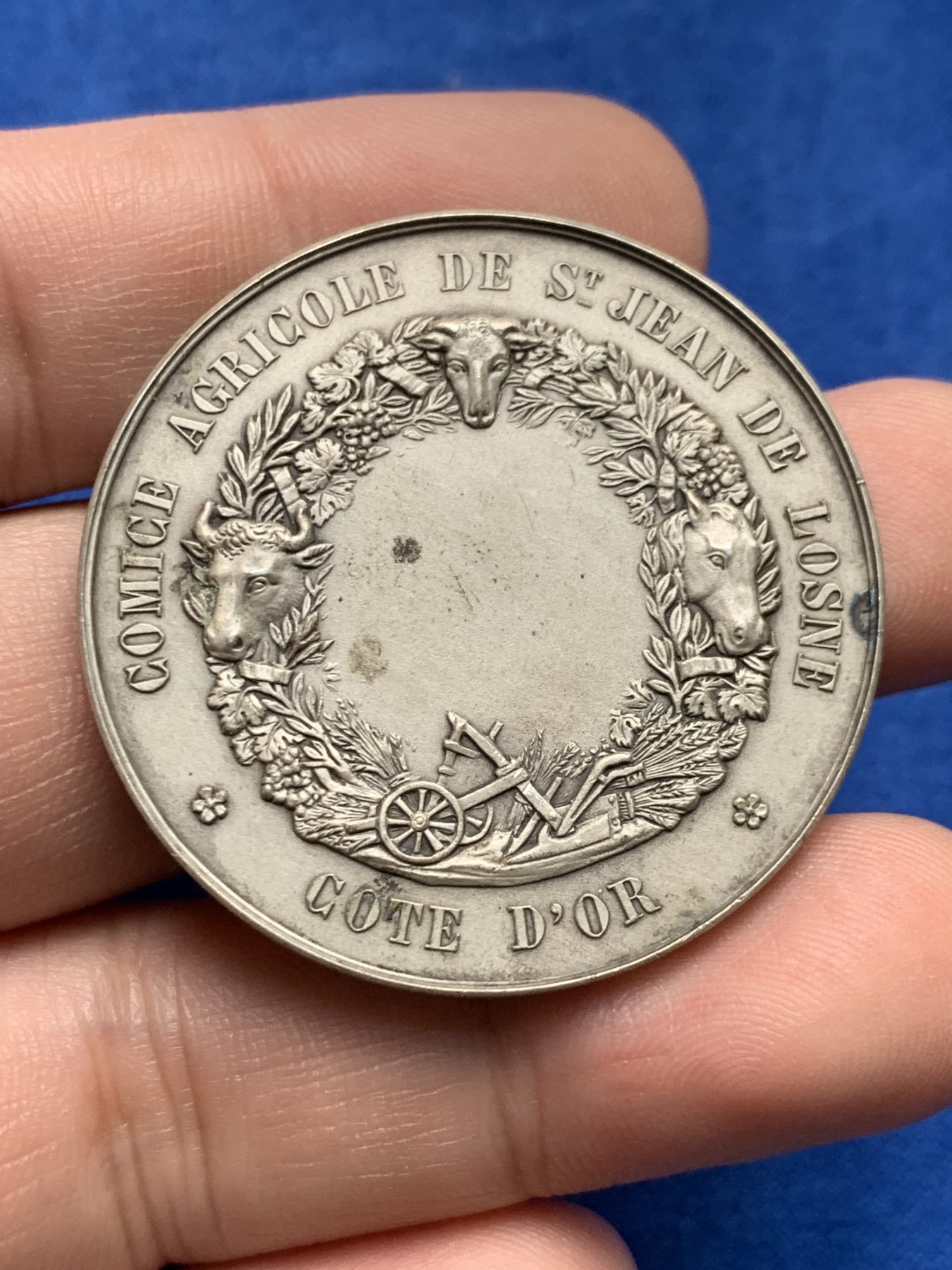 《竞宝斋》第205场-周日，周一 2场 (全场包邮) 法国美女务农休息银章 场景细节丰富 40mm 30g 边铭丰饶角银标 品相很好（送小方盒）