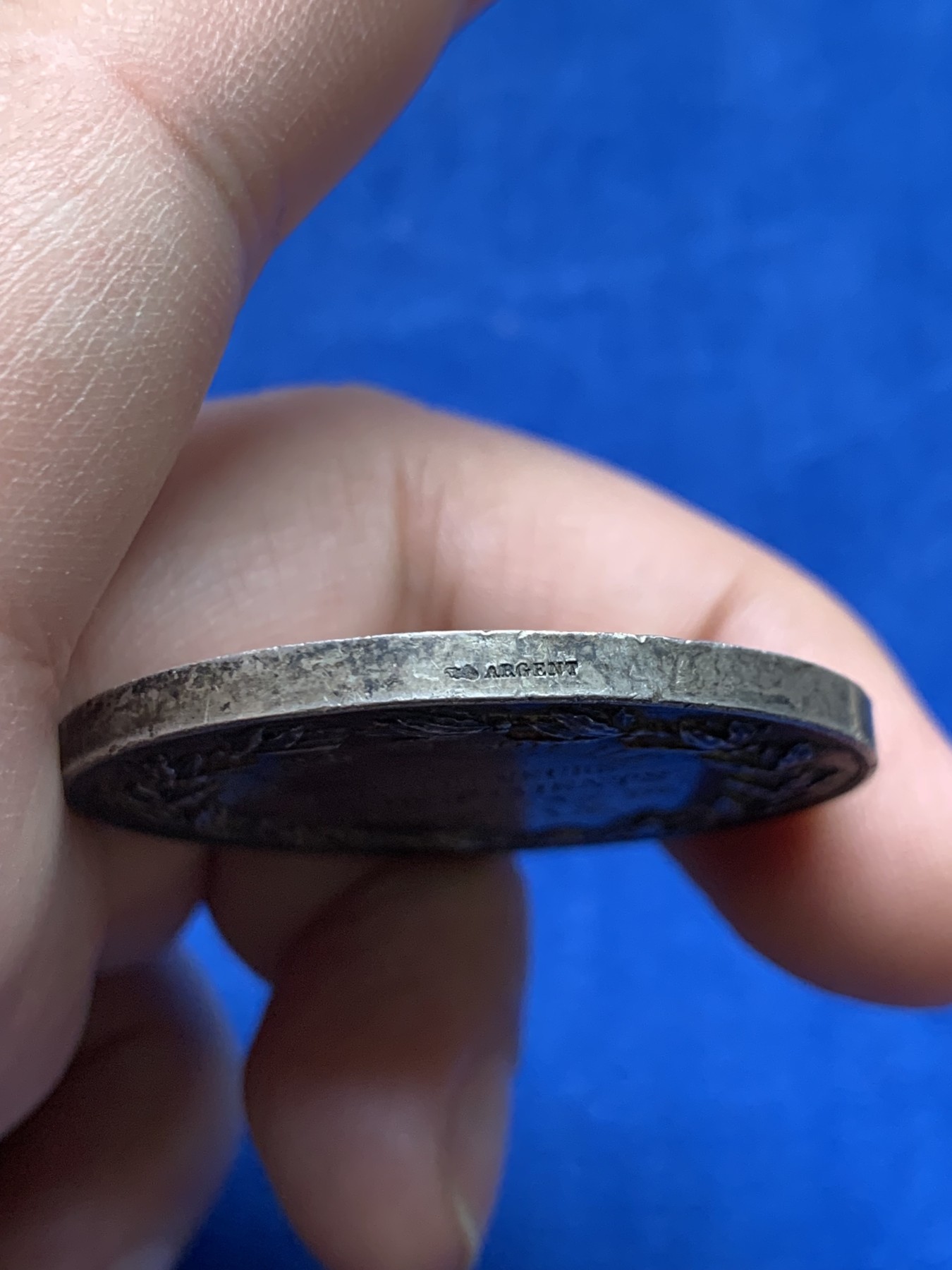 《竞宝斋》第205场-周日，周一 2场 (全场包邮) 1887年法国里尔市商会圆形银章，37.8克，41.2mm 号角边铭，少见双面刻字银章，花环为高浮雕