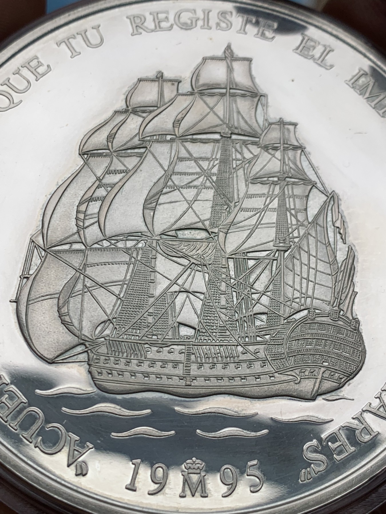 《竞宝斋》第205场-周日，周一 2场 (全场包邮) 西班牙1995年特立尼达战舰25ECU银币 168.75克，925银，原木盒