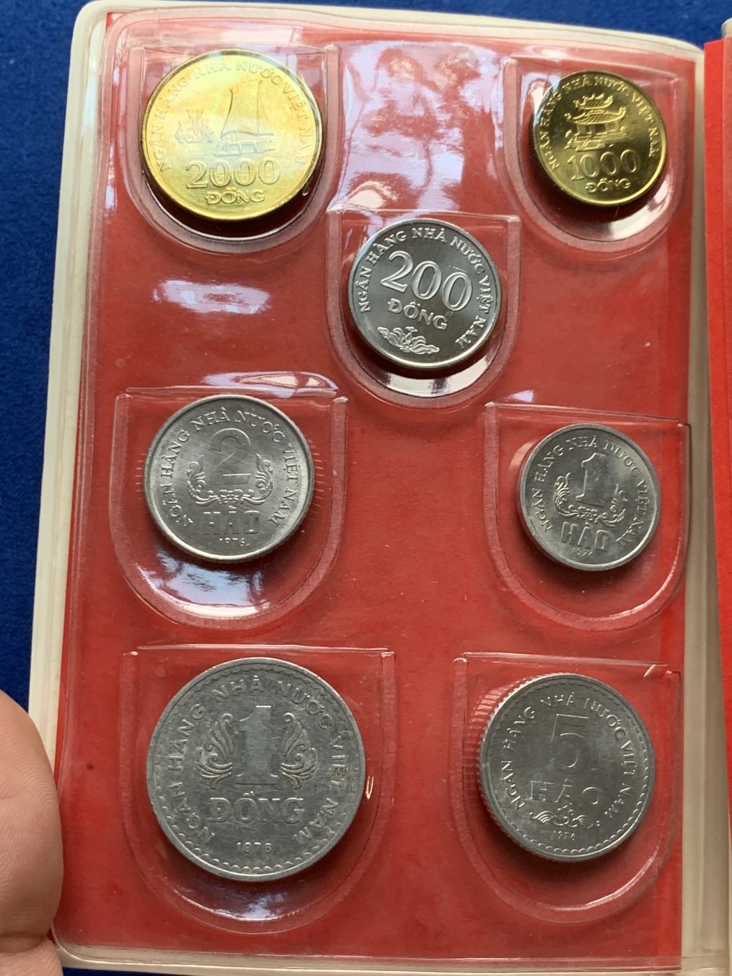 《竞宝斋》第205场-周日，周一 2场 (全场包邮) 越南 7枚装 套币 比较少见的装帧方式 年份 状态 请见图