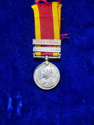 世界精品徽章拍卖-节后首场 做工极其精良的1900年庚子国难英军战役章迷你章，原章带北京条，附赠一枚独立的大沽条，100多年的老版作品，细节非常非常好，基本上等于原章等比例缩小了，悬挂可旋转