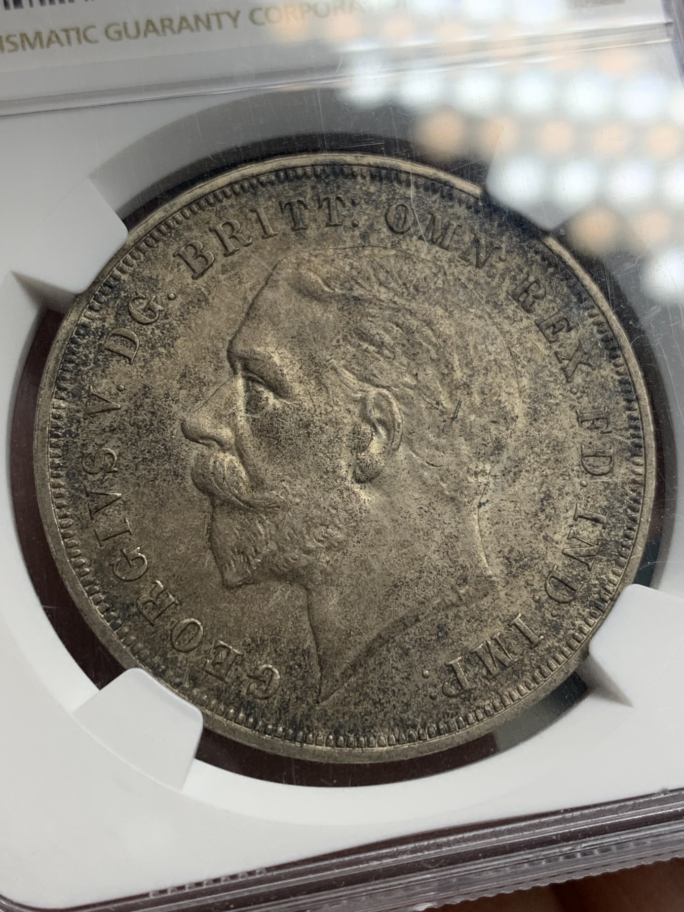 《竞宝斋》第205场-周日，周一 2场 (全场包邮) NGC-MS63 英国1935年乔治五世克朗大银币 黑包浆 底板带银霜光，背面马剑细节清晰可见，带边铭刻字纪年版