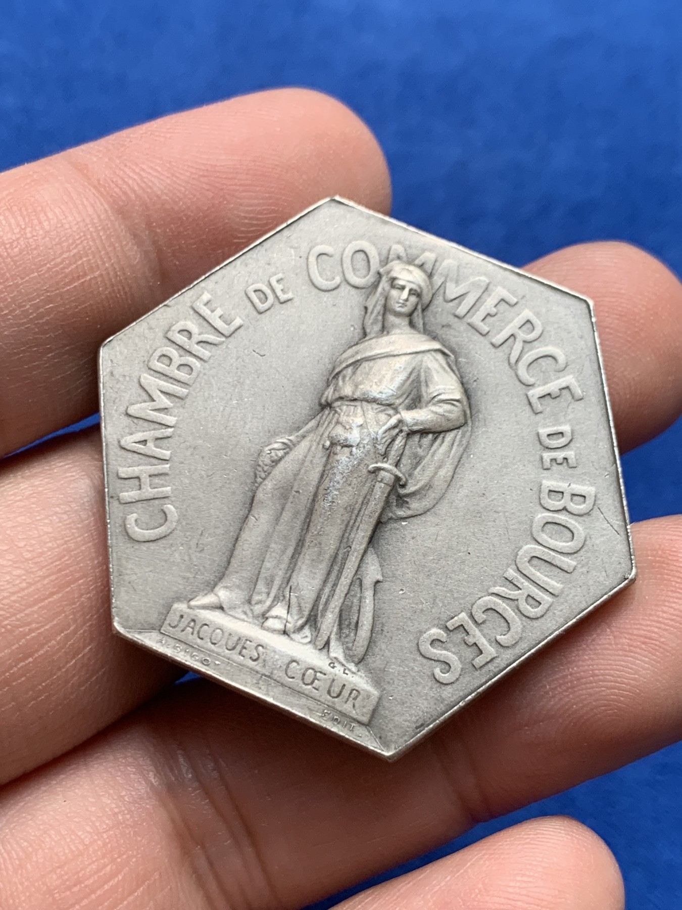 《竞宝斋》第205场-周日，周一 2场 (全场包邮) 法国布尔日商会六角银质代币 边铭打制特殊 36.4mm 28.7克 大规格 首见品种