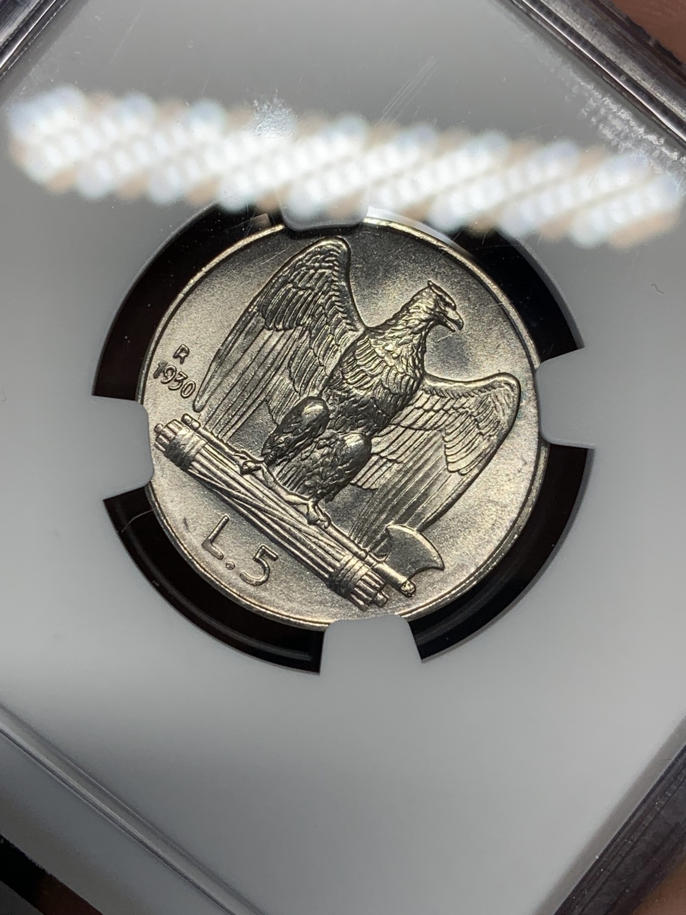 《竞宝斋》第205场-周日，周一 2场 (全场包邮) NGC MS63 意大利1930年5里拉立鹰银币 光度、压印细节都很好 铸纹清洗、币边锐利 被压分太狠了