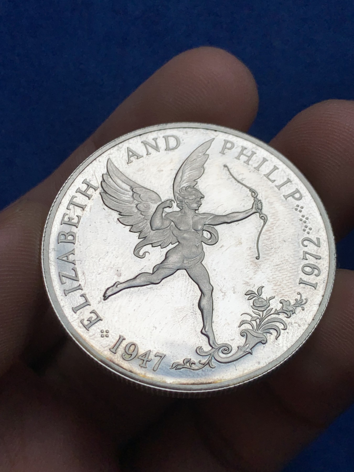 1972年英国女王银婚精制25便士银币爱神丘比特全新原盒（英属根西岛），女王伊丽莎白二世同菲利普亲王25周年银婚纪念。直经38.5mm，重28.28g  ，925银，发行量一万五千枚。 - 竞宝斋-