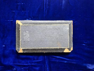 世界精品徽章拍卖-节后首场 原品二战小日子纪念大铜章，原盒，章的品相很好，盒子品相一般，这两个章分别刻画了海军及陆军的形象，分别代表了淞沪和七七，该拍品原购自7788，详见最后两张图片