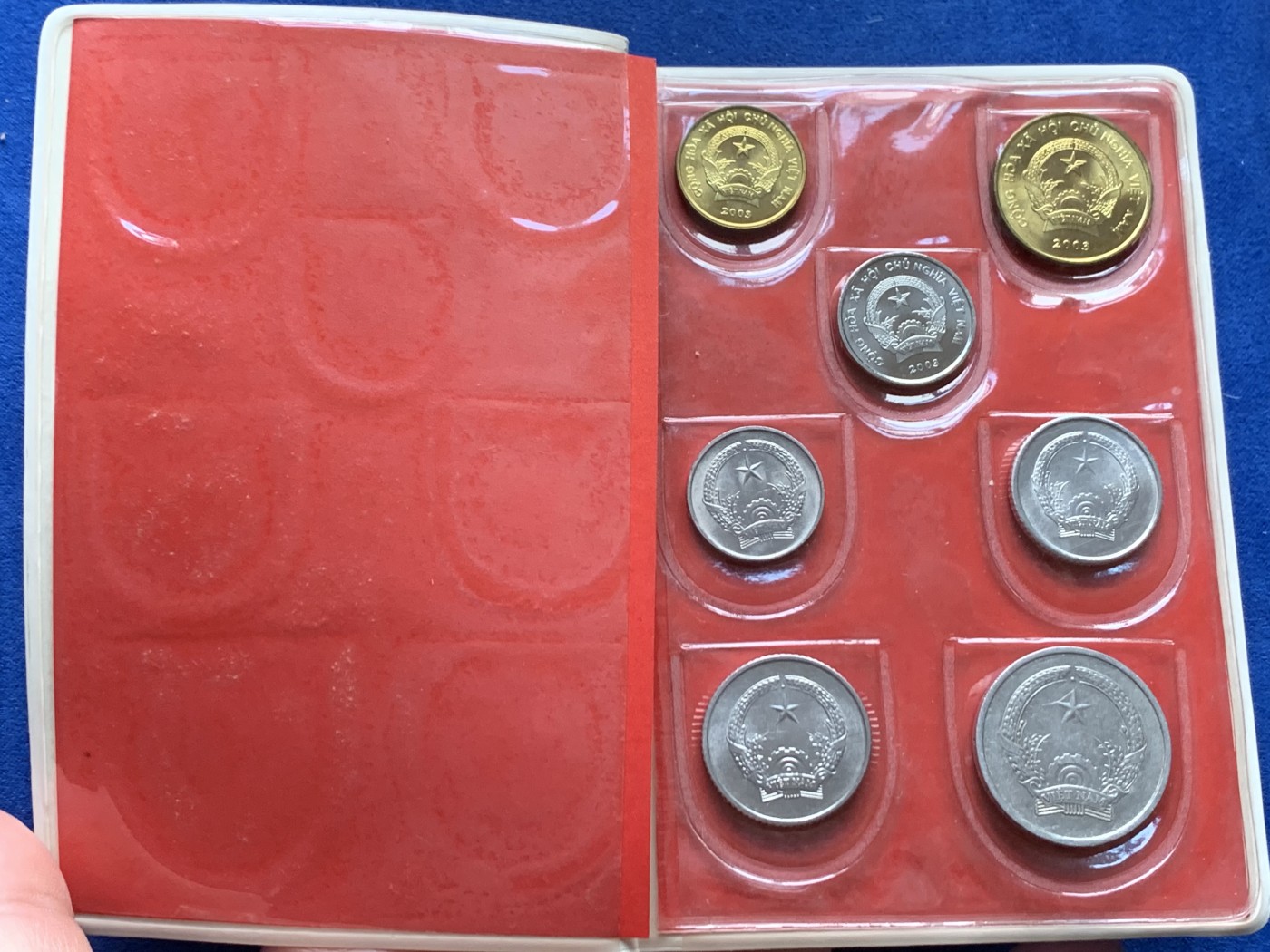 《竞宝斋》第205场-周日，周一 2场 (全场包邮) 越南 7枚装 套币 比较少见的装帧方式 年份 状态 请见图