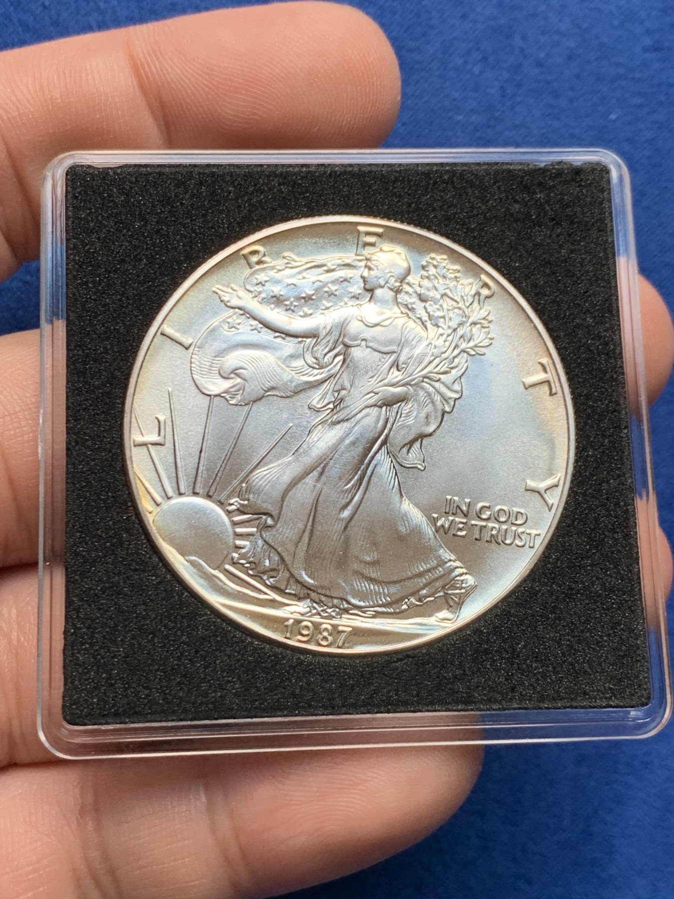 《竞宝斋》第205场-周日，周一 2场 (全场包邮) 1987年美国行走女神1盎司31.1克纯银币 背面绝美紫金环彩 无划痕 无斑点 品相无可挑剔