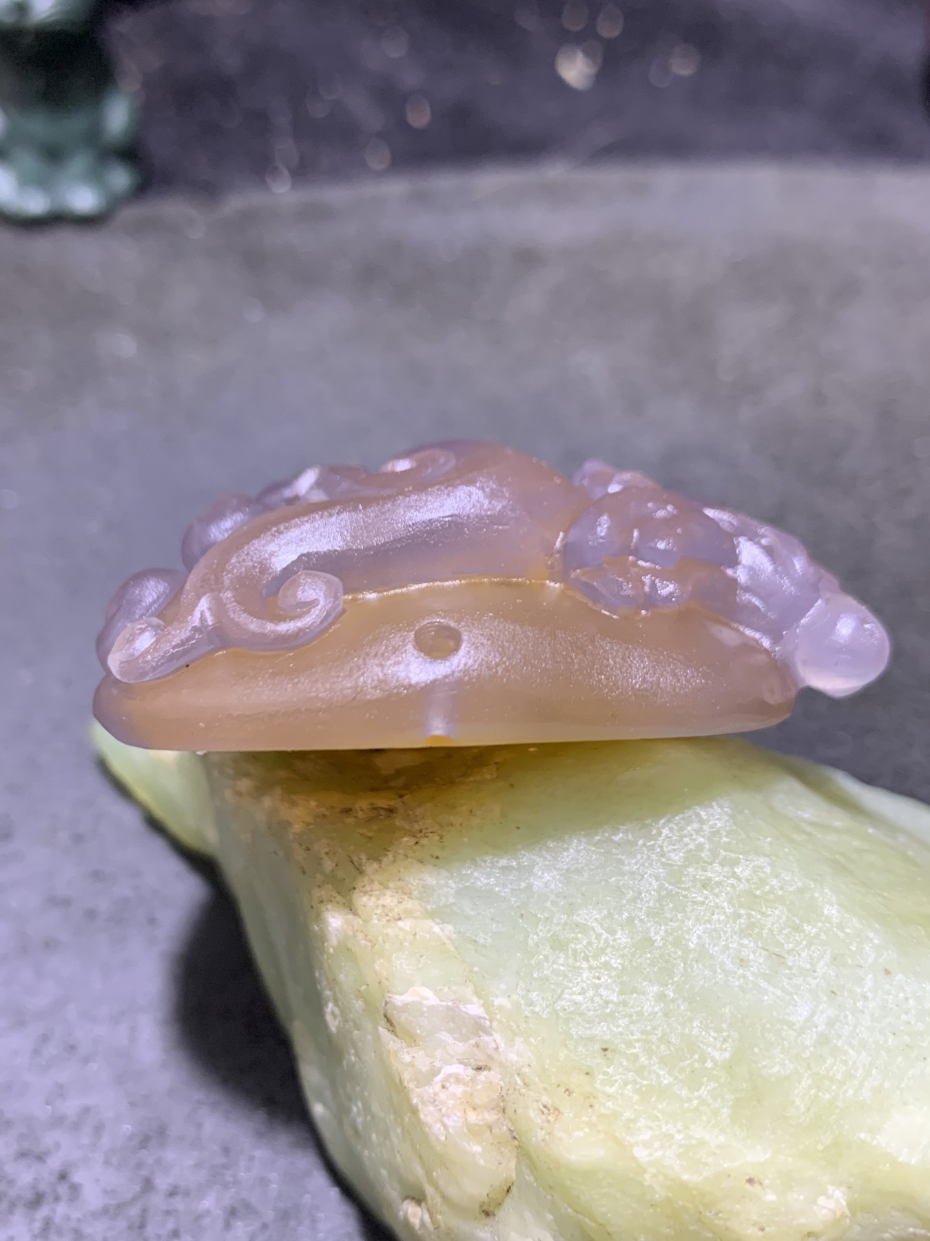 精美亚光蒙料聚财晶洞冰飘糖心料鸡油黄战国红玛瑙手工雕刻龙把件吊坠一个