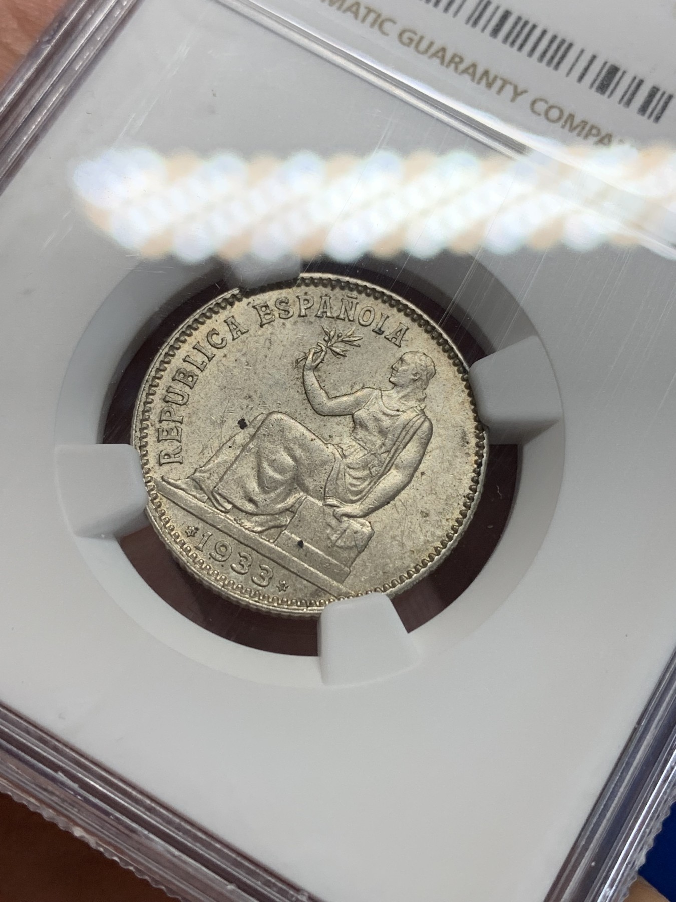 《竞宝斋》第205场-周日，周一 2场 (全场包邮) NGC-MS62 西班牙 1933年 内战版 1比塞塔拿花银币