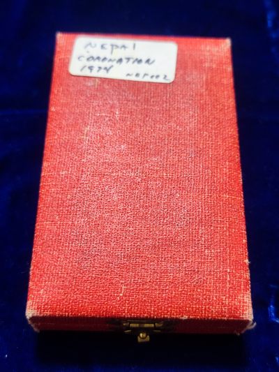 世界精品徽章拍卖-节后首场 1974年尼泊尔加冕纪念章，原盒，应该是银制的