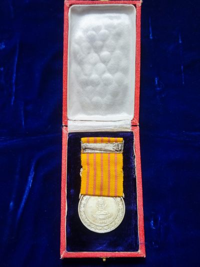 世界精品徽章拍卖-节后首场 1974年尼泊尔加冕纪念章，原盒，应该是银制的