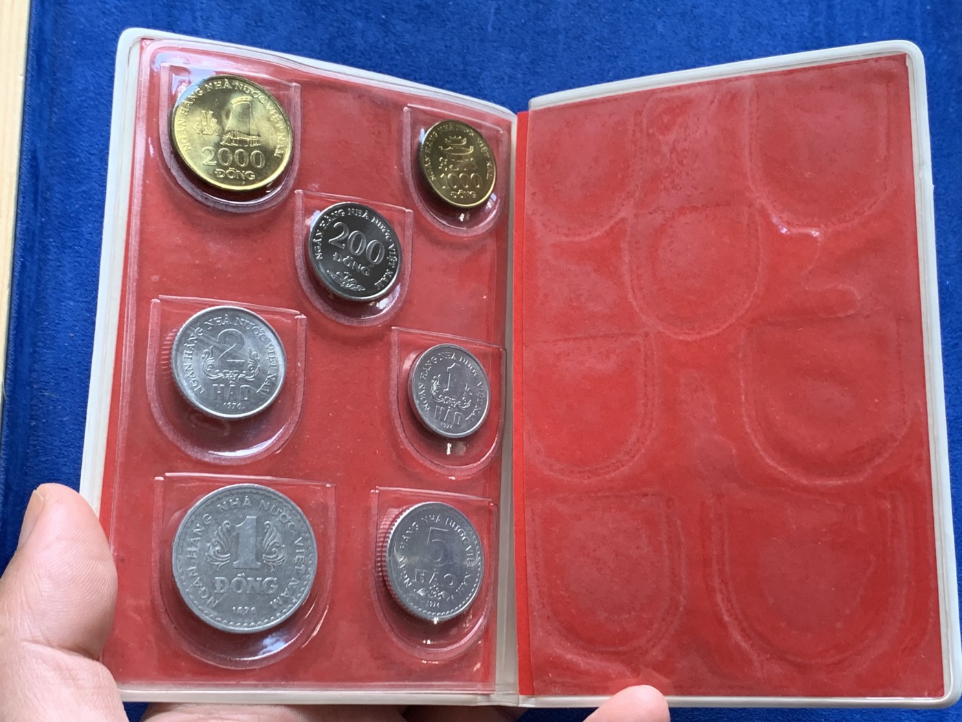 《竞宝斋》第205场-周日，周一 2场 (全场包邮) 越南 7枚装 套币 比较少见的装帧方式 年份 状态 请见图