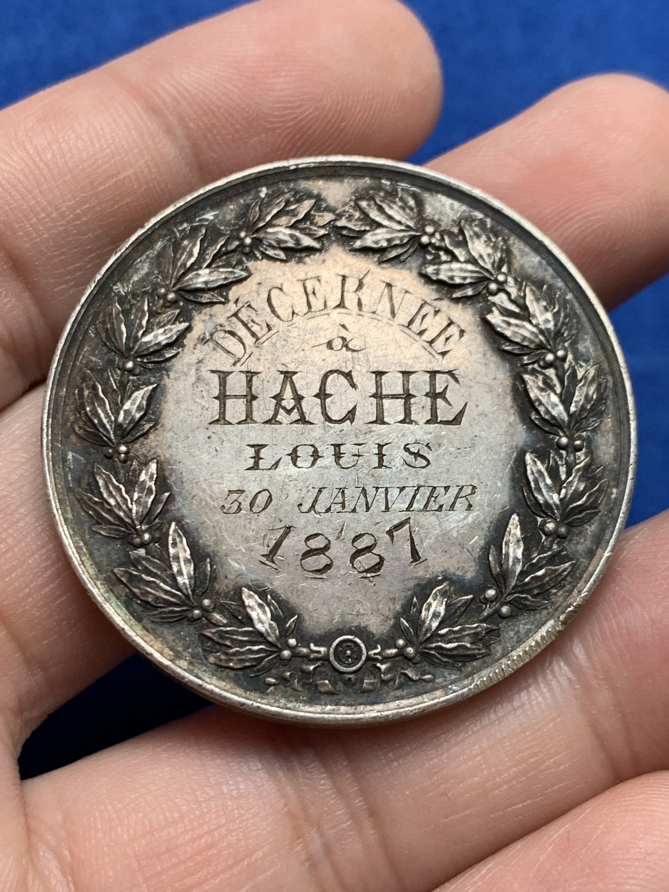 《竞宝斋》第205场-周日，周一 2场 (全场包邮) 1887年法国里尔市商会圆形银章，37.8克，41.2mm 号角边铭，少见双面刻字银章，花环为高浮雕